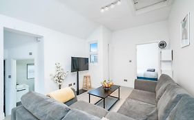 New 3Bed Stylish Apartment With Amazing Transport